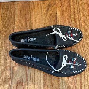 Minnetonka NWOB Thunderbird Boat Sole Moccasins Style 179 in Navy Size 6